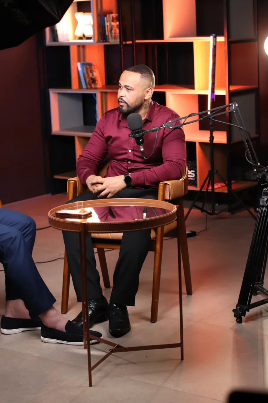 Homem gravando podcast corporativo em estúdio